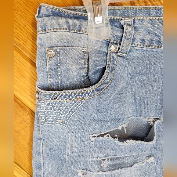 No Boundaries Frayed And Ripped Light Wash Blue Denim Sequin Shorts Size 15 - Picture 2 of 10
